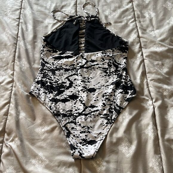 Cupshe Onepiece Swimsuit Size Large - Picture 3 of 4